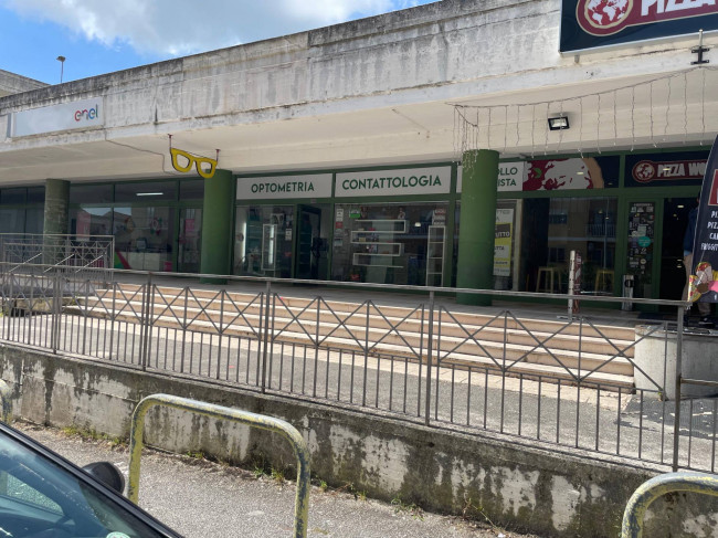 Locale commerciale in affitto a Isernia
