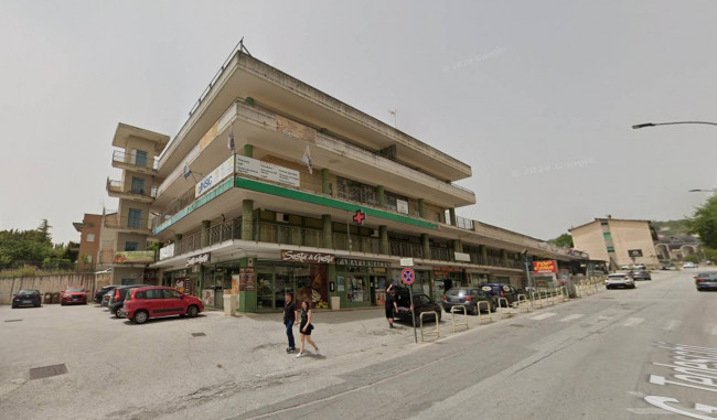 Locale commerciale in affitto a Isernia