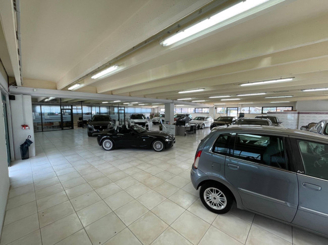 Locale commerciale in affitto a Sora