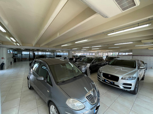 Locale commerciale in affitto a Sora