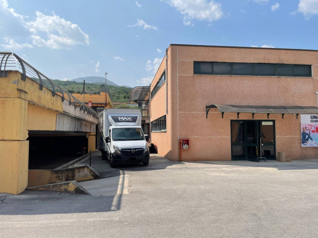 Locale commerciale in affitto a Sora