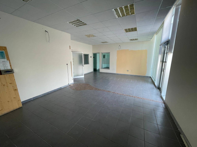 Locale commerciale in affitto a Monteroduni