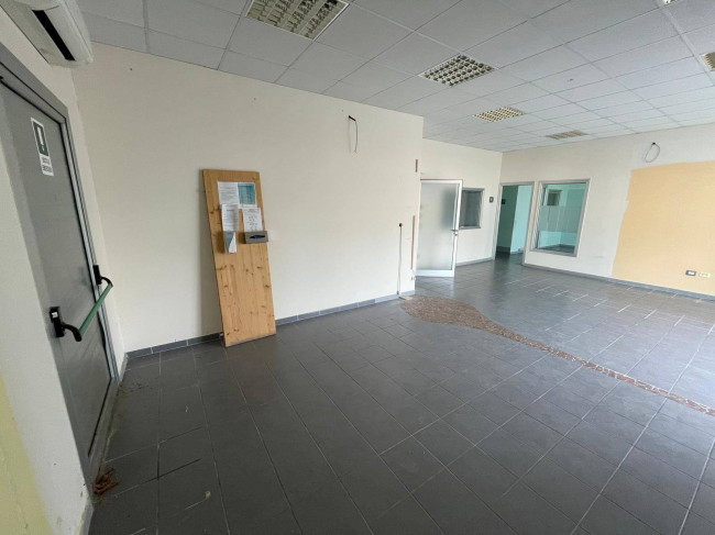 Locale commerciale in affitto a Monteroduni