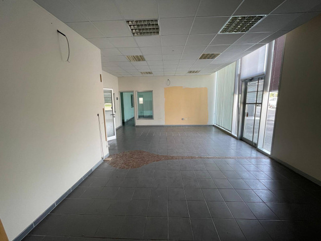 Locale commerciale in affitto a Monteroduni