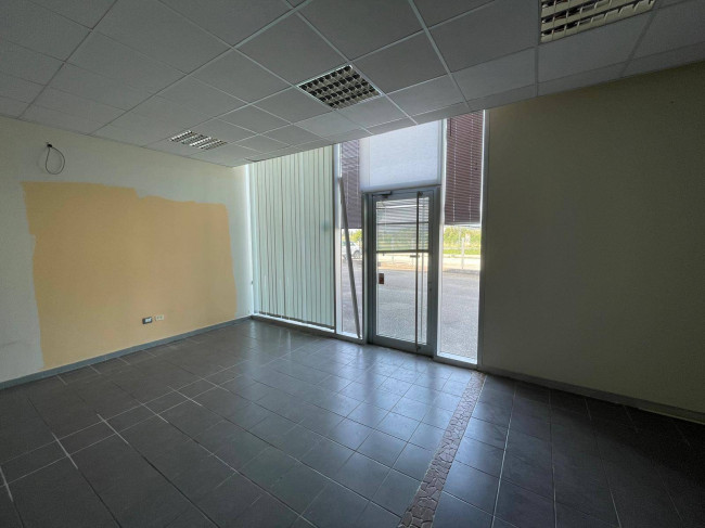 Locale commerciale in affitto a Monteroduni
