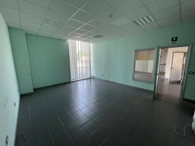 Locale commerciale in affitto a Monteroduni