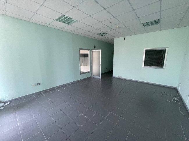 Locale commerciale in affitto a Monteroduni