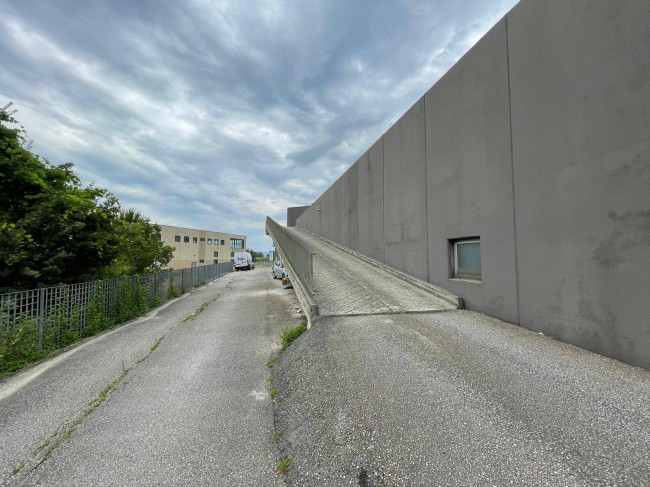 Locale commerciale in affitto a Monteroduni