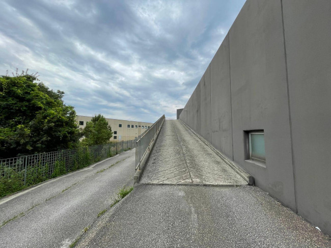 Locale commerciale in affitto a Monteroduni