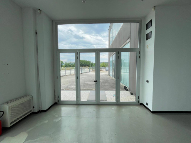 Locale commerciale in affitto a Monteroduni