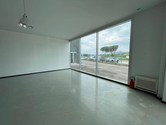 Locale commerciale in affitto a Monteroduni