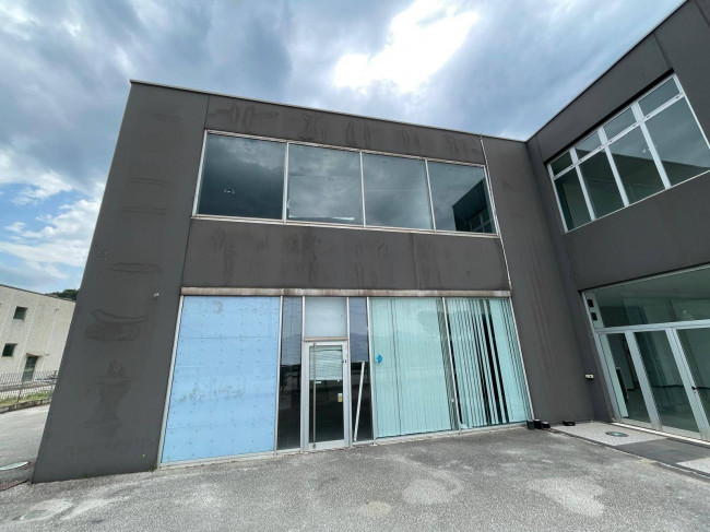 Locale commerciale in affitto a Monteroduni