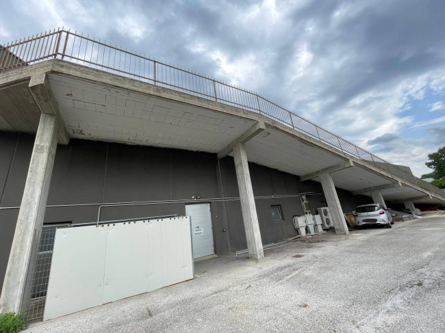 Locale commerciale in affitto a Monteroduni