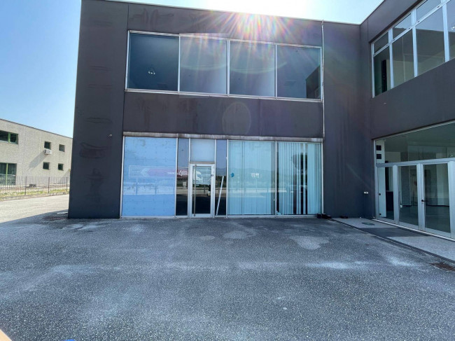 Locale commerciale in affitto a Monteroduni