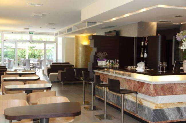 Hotel - Muri + azienda in Vendita a Eraclea