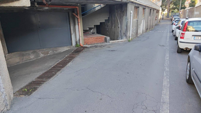 Box o garage in Vendita a Gravina di Catania