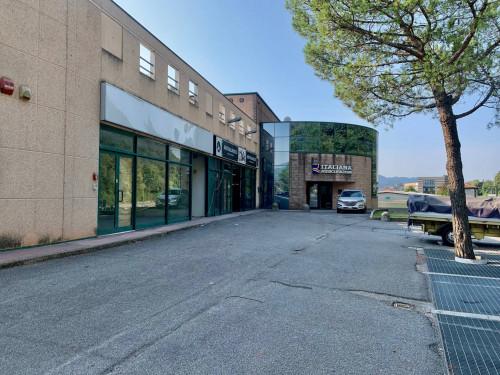 Locale commerciale in affitto a Albino