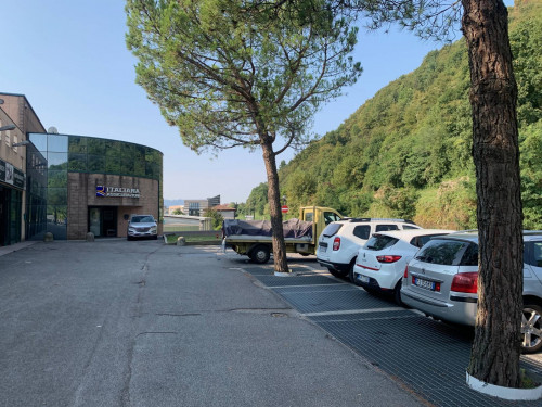 Locale commerciale in affitto a Albino