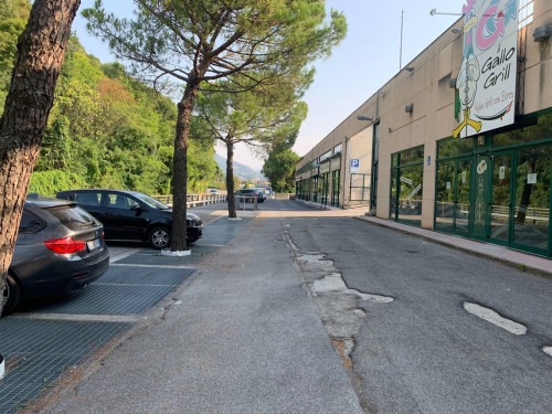 Locale commerciale in affitto a Albino