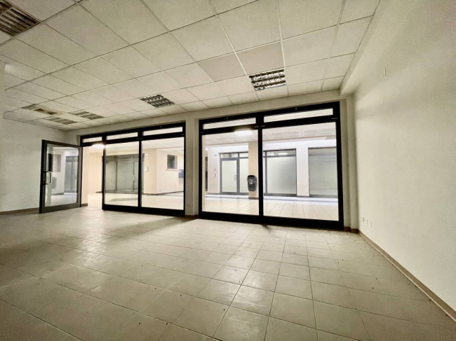 Locale commerciale in vendita a Brembate di Sopra