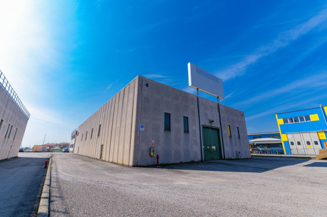 Capannone in Affitto a Bagnatica