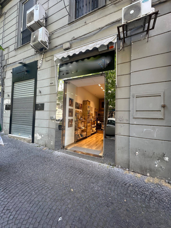 Locale commerciale in Vendita a Napoli