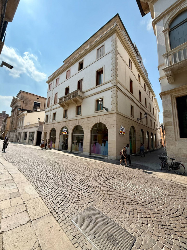 Box o garage in Vendita a Vicenza