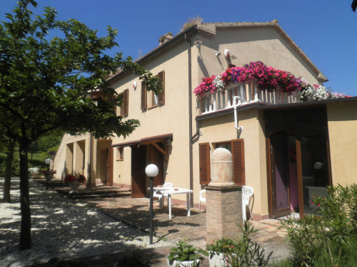 Villa in Vendita a Camporotondo di Fiastrone