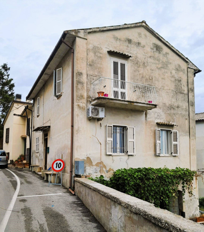 Single House for Sale to Monte Vidon Corrado