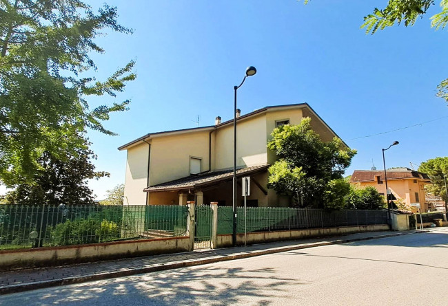 Single House for Sale to Montappone