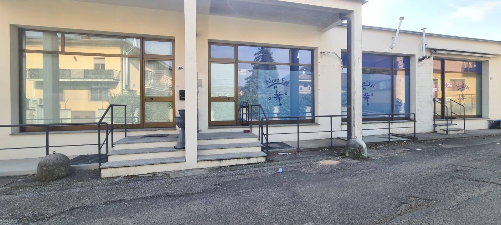 Locale commerciale in affitto a Lavena Ponte Tresa