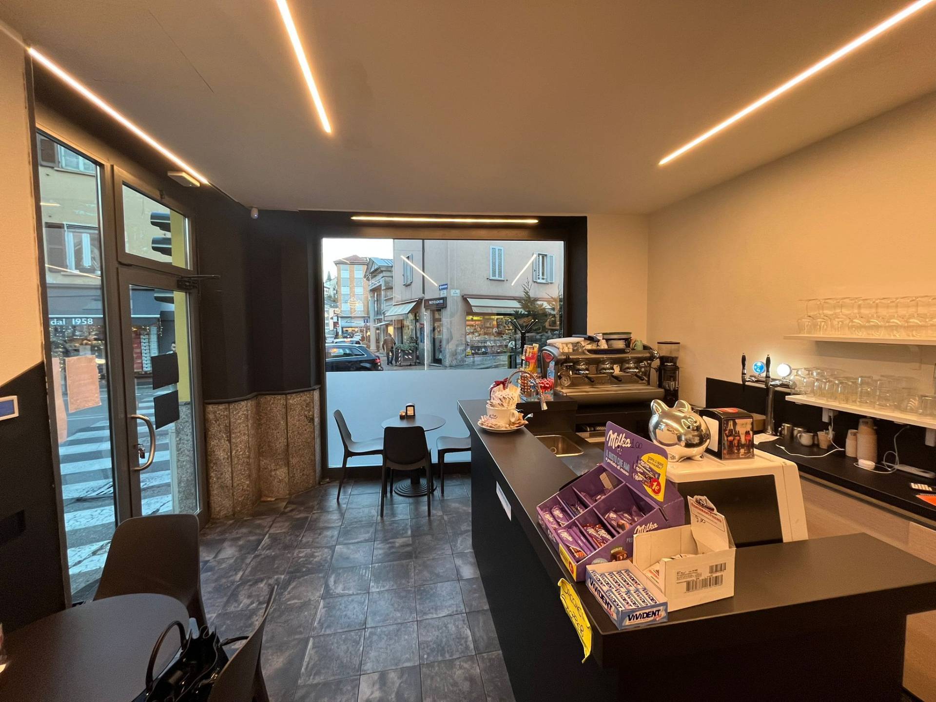 Attività commerciale in vendita a Lavena Ponte Tresa