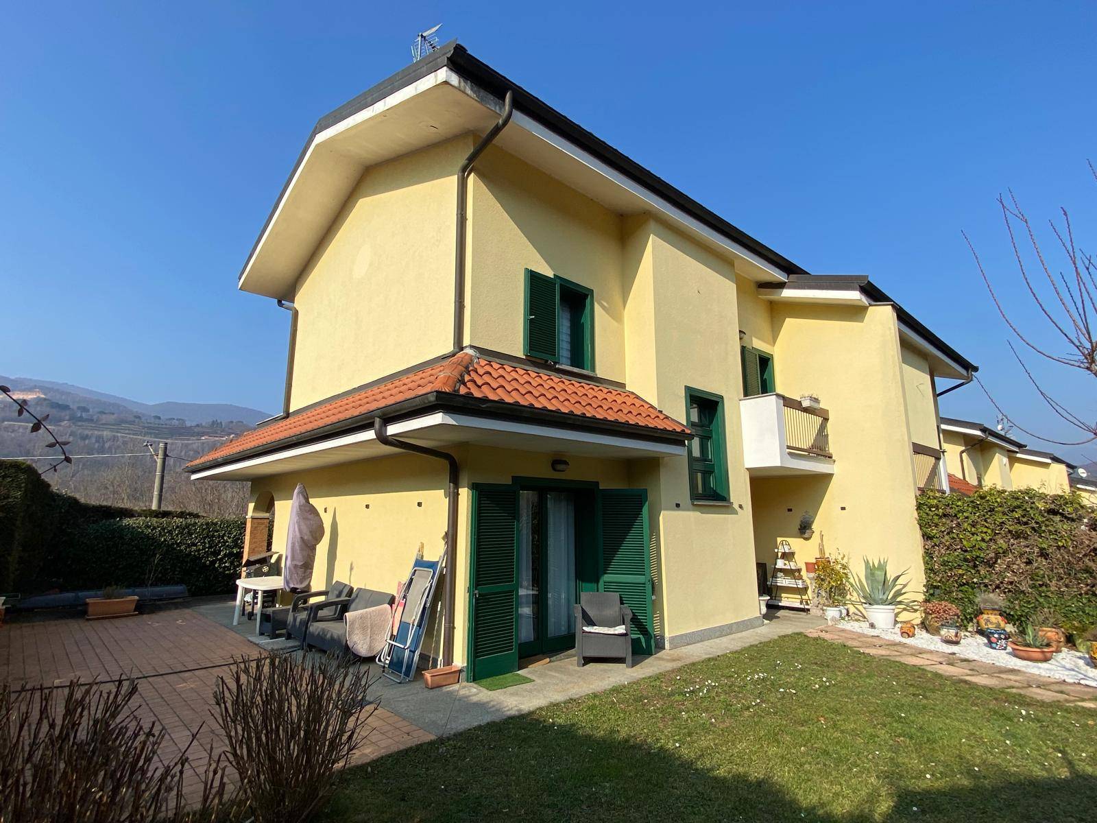 Villette a schiera in vendita a Besano
