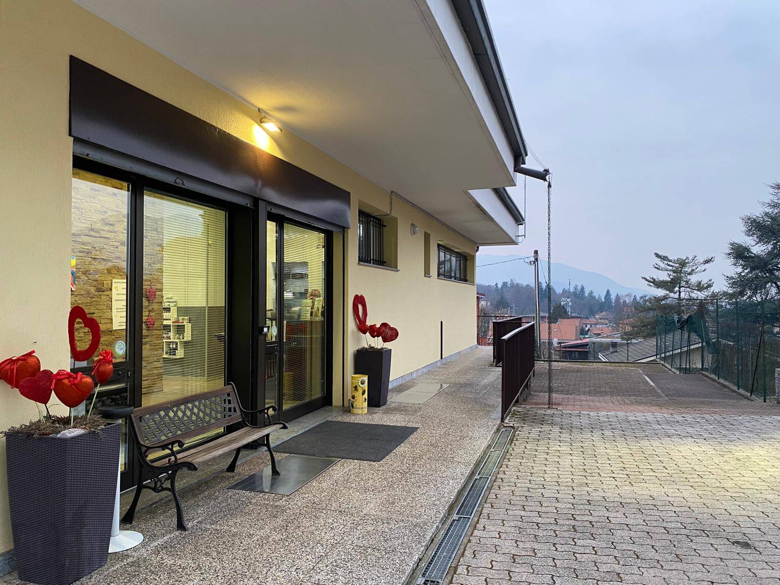 Attività commerciale in affitto a Cunardo