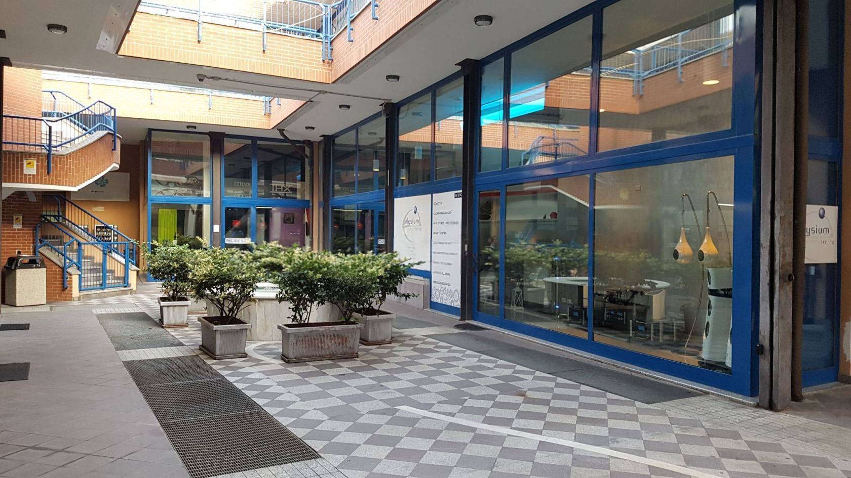 Locale commerciale in vendita a Busto Arsizio