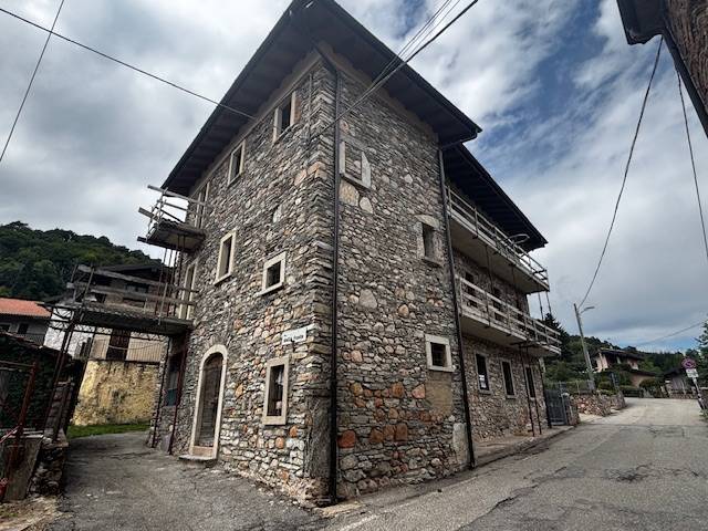 Porzione di Casa Terra / Cielo in vendita a Cuasso al Monte