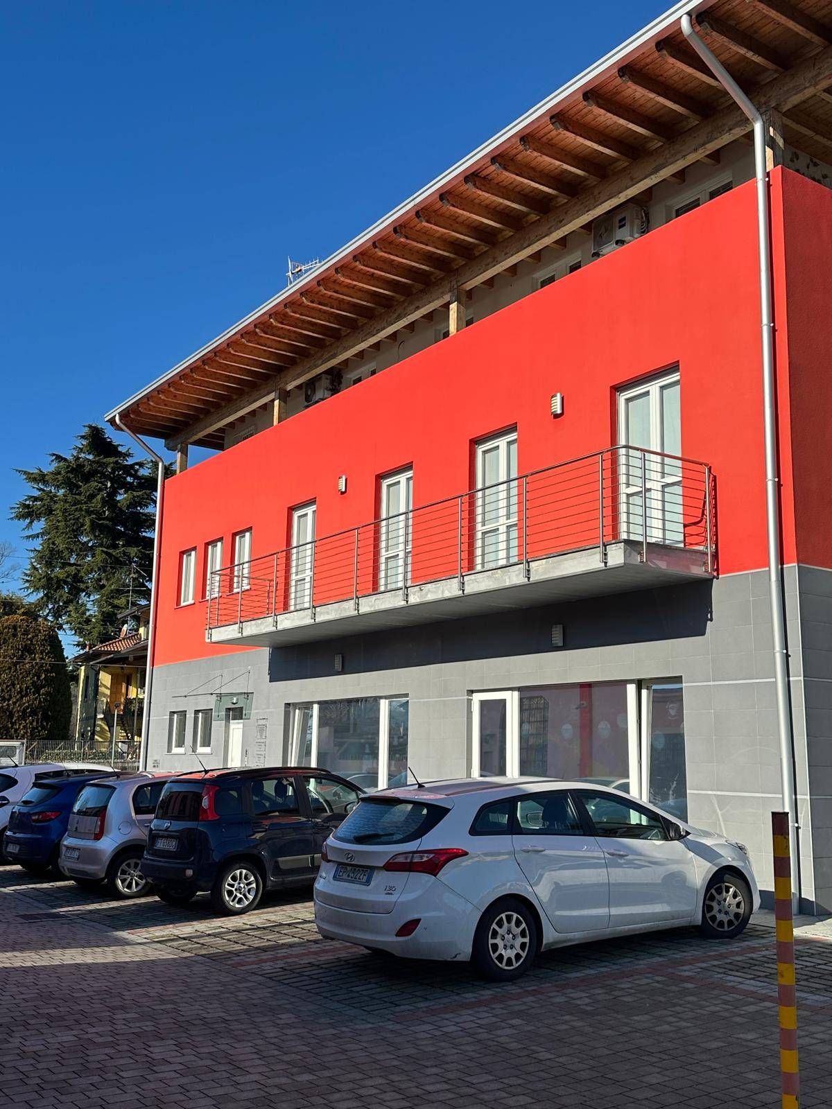 Locale commerciale in affitto a Castronno