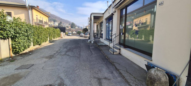Locale commerciale in affitto a Lavena Ponte Tresa