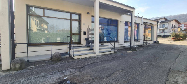 Locale commerciale in affitto a Lavena Ponte Tresa