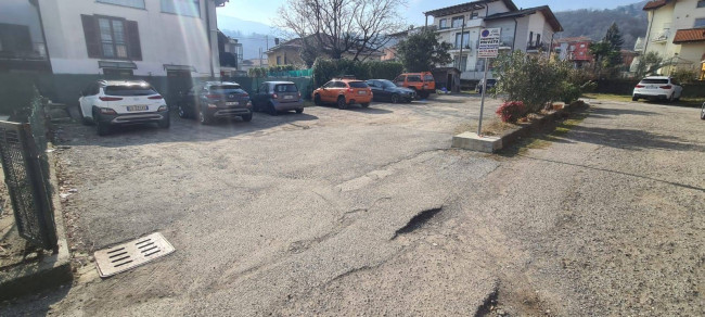 Locale commerciale in affitto a Lavena Ponte Tresa
