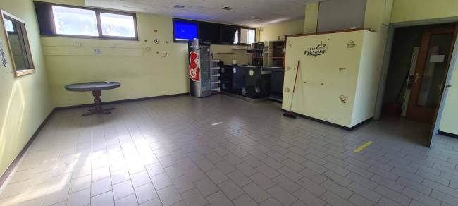 Locale commerciale in affitto a Lavena Ponte Tresa