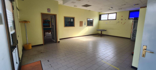 Locale commerciale in affitto a Lavena Ponte Tresa