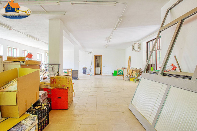 Locale commerciale in vendita a Grantola