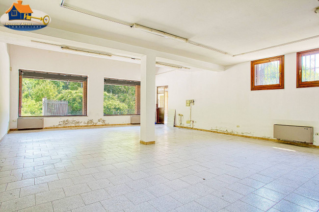 Locale commerciale in vendita a Grantola