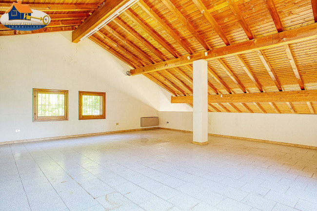 Locale commerciale in vendita a Grantola