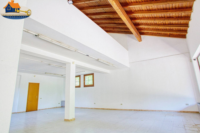 Locale commerciale in vendita a Grantola