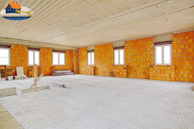 Capannone in vendita a Lavena Ponte Tresa