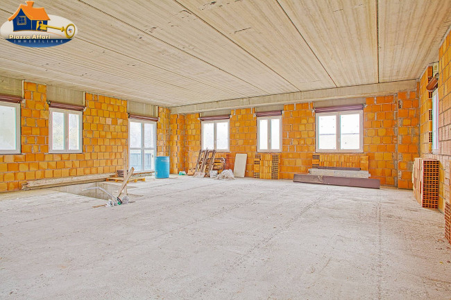 Capannone in vendita a Lavena Ponte Tresa