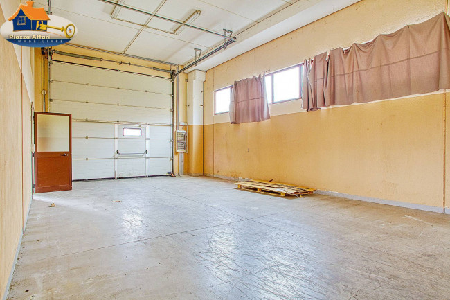 Capannone in vendita a Lavena Ponte Tresa