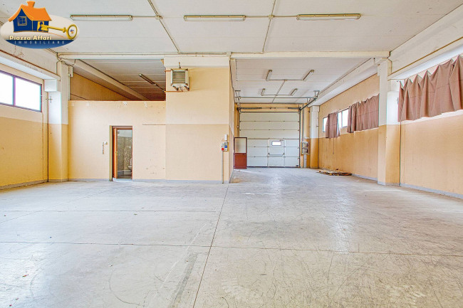 Capannone in vendita a Lavena Ponte Tresa